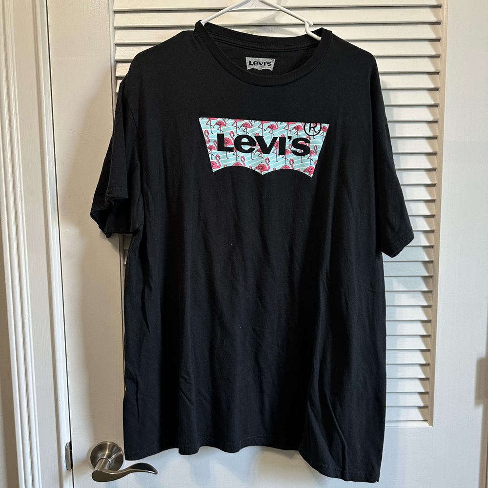 Levi's tee